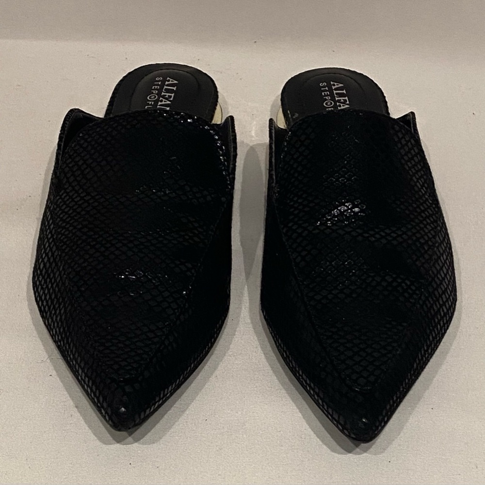 Alfani Women’s Serrise Faux Snake Skin Black Pointed
Toe Flat Mules Size 6.5M - Picture 6 of 13